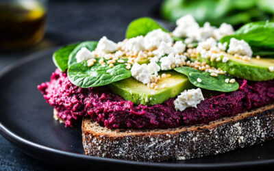 Avotoast con Espinaca y Humus de Betabel